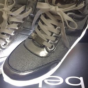 Women's sneakers size 8 1/2 no tear just used